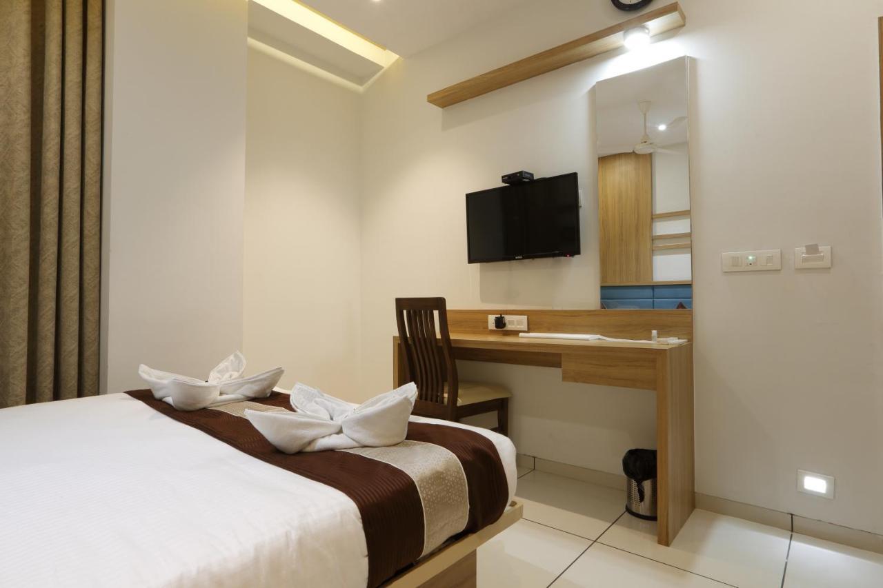 Hotel Decent Unjha Exterior foto